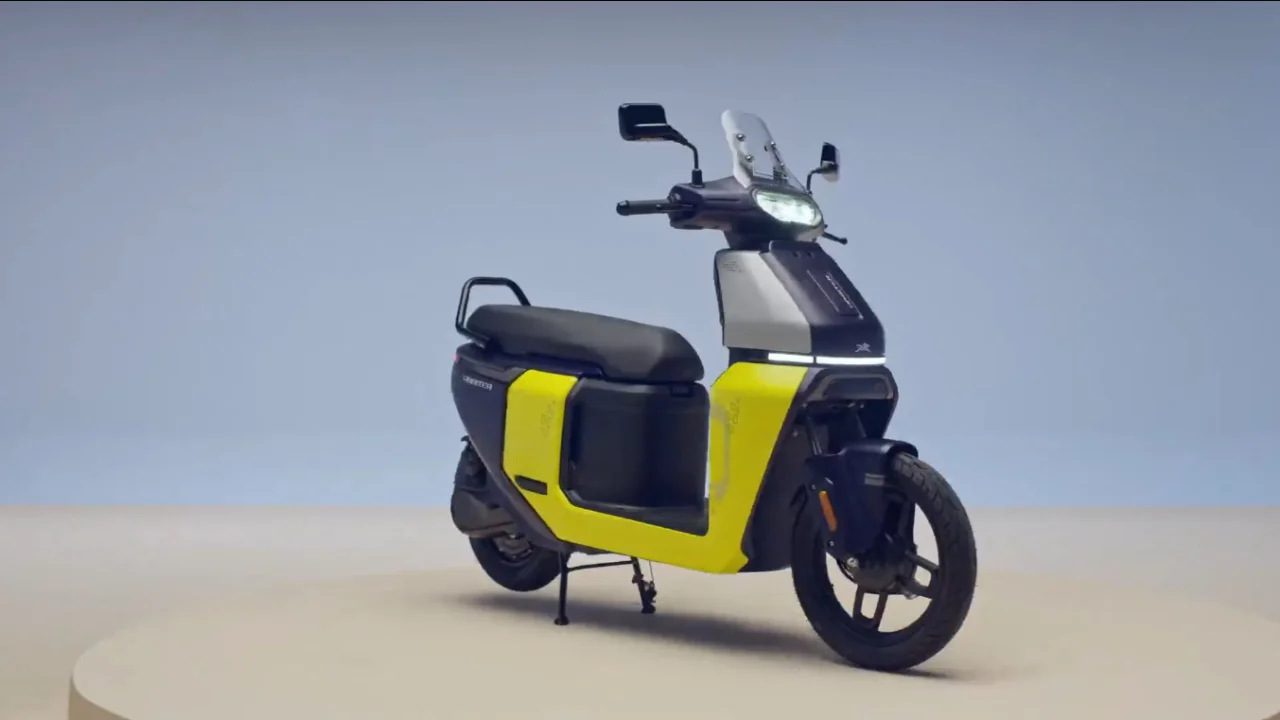 এক লাখে টিভিএসের নতুন ইলেকট্রিক স্কুটার: একবার চার্জেই চলবে ১৫৮ কিমি