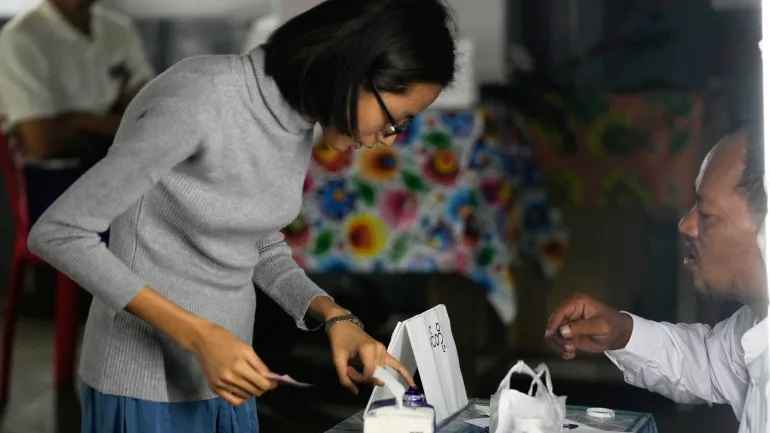 চলছে জান্তার ‘পাতানো’ নির্বাচনের শেষ ধাপের ভোটগ্রহণ