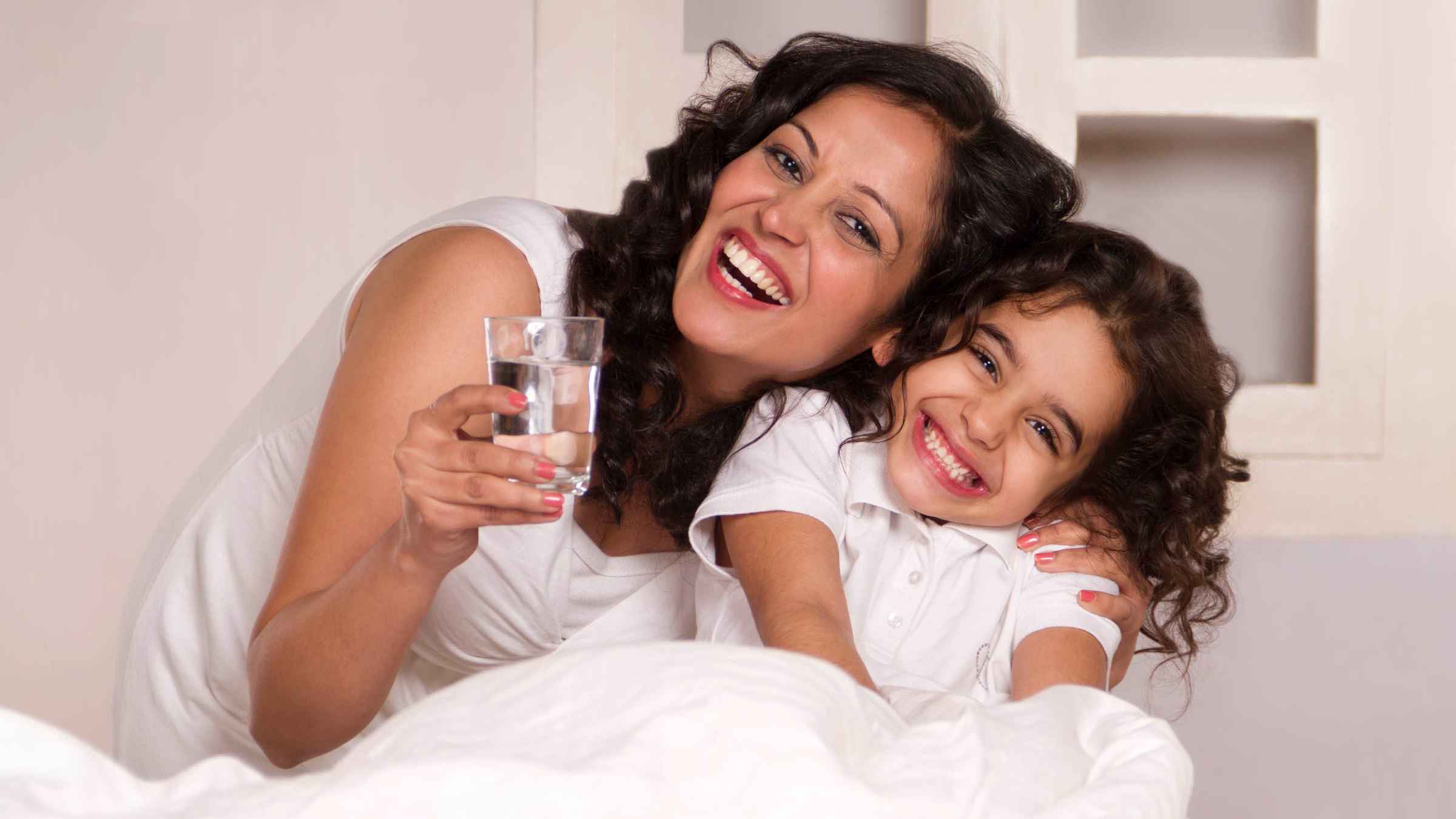 সকালে ঘুম থেকে উঠেই পানি খাবেন না কি পরে?