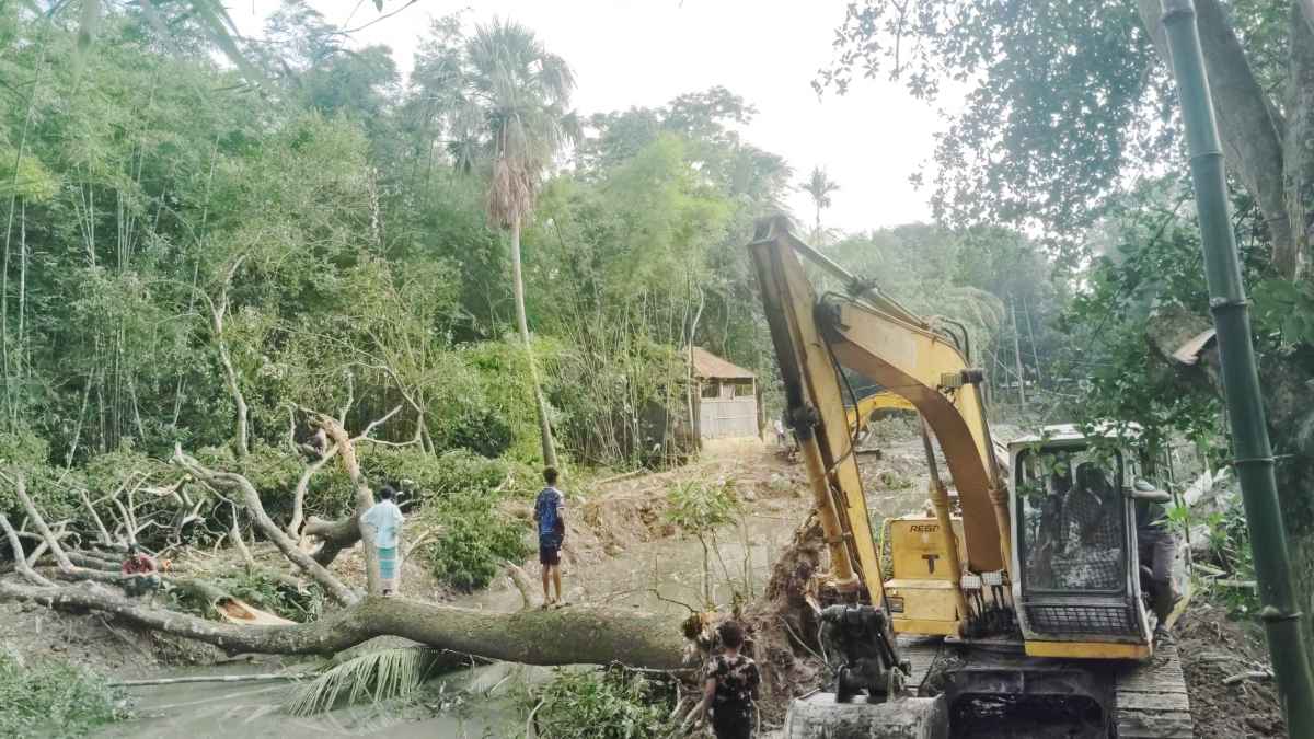খাল খনন: শ্রমিকের বদলে এক্সকাভেটর ব্যবহারের অভিযোগ