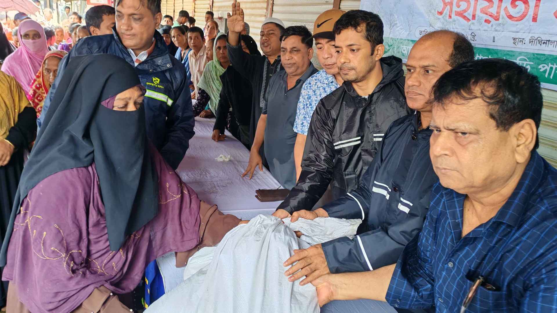 দীঘিনালায় বন্যাকবলিত আড়াই হাজার পরিবারের মাঝে ত্রাণ বিতরণ