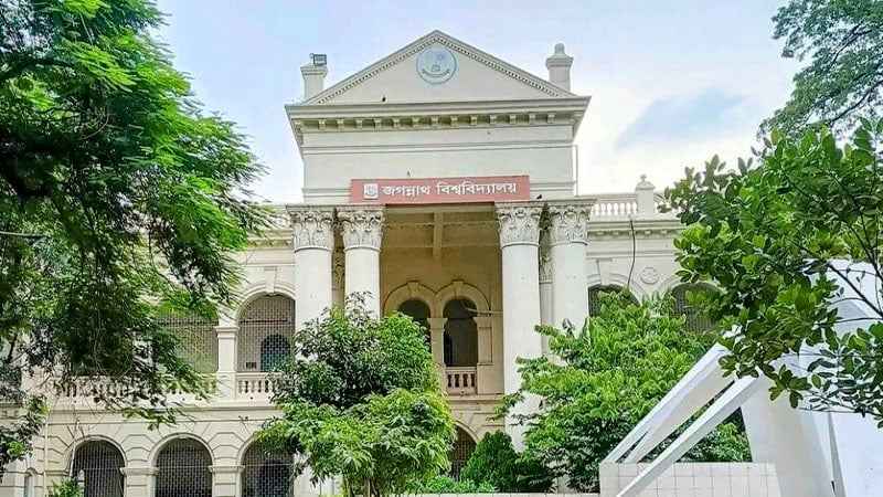 দাবি জানিয়ে ফেসবুক পোস্ট, জবির দুই শিক্ষার্থীকে শোকজ