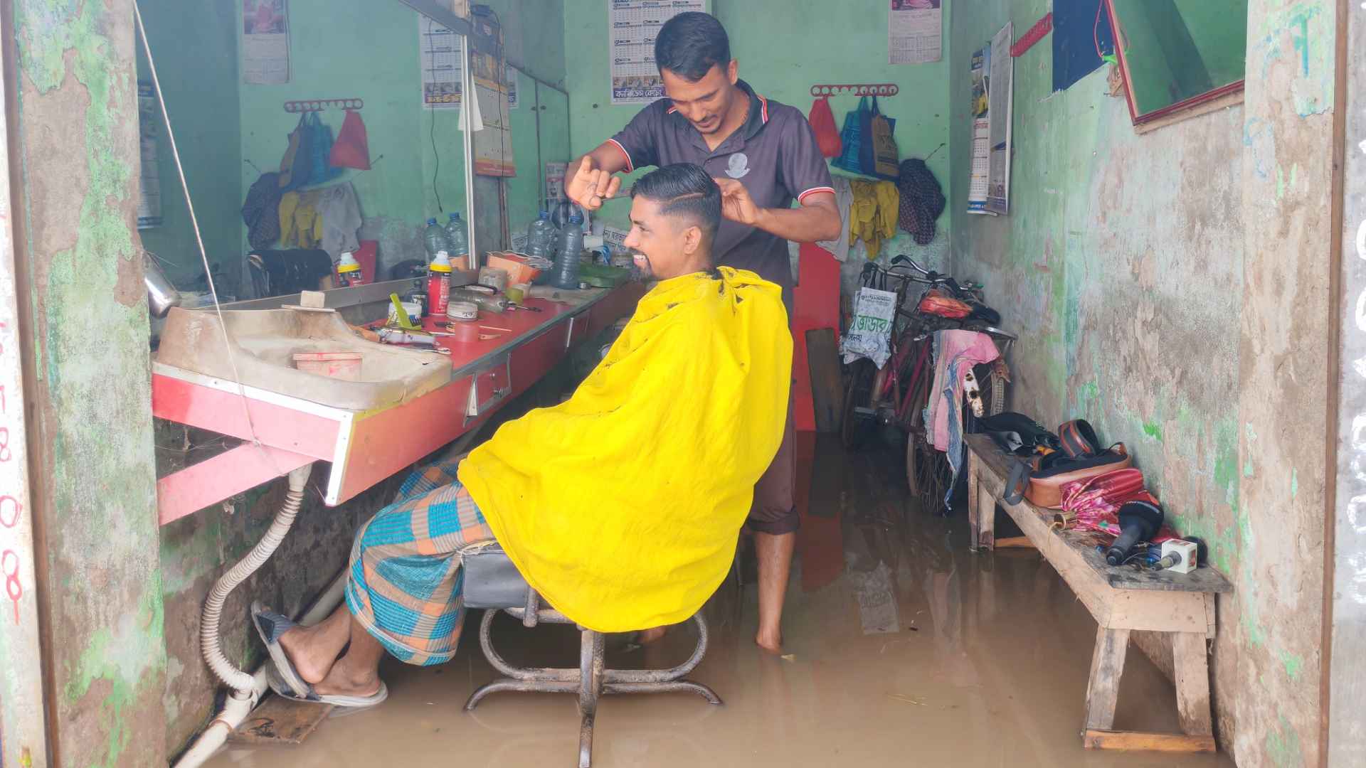 সাতক্ষীরায় রাতভর বৃষ্টিতে জলাবদ্ধতা, দুর্ভোগে জনজীবন