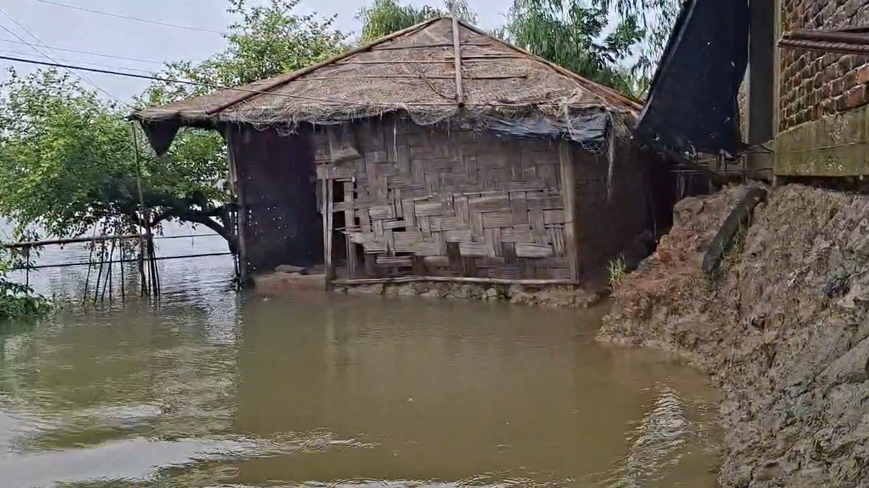 কক্সবাজারে ৩২ জনের মৃত্যু, সুপেয় পানি ও খাদ্যসংকটে দুর্গত মানুষ