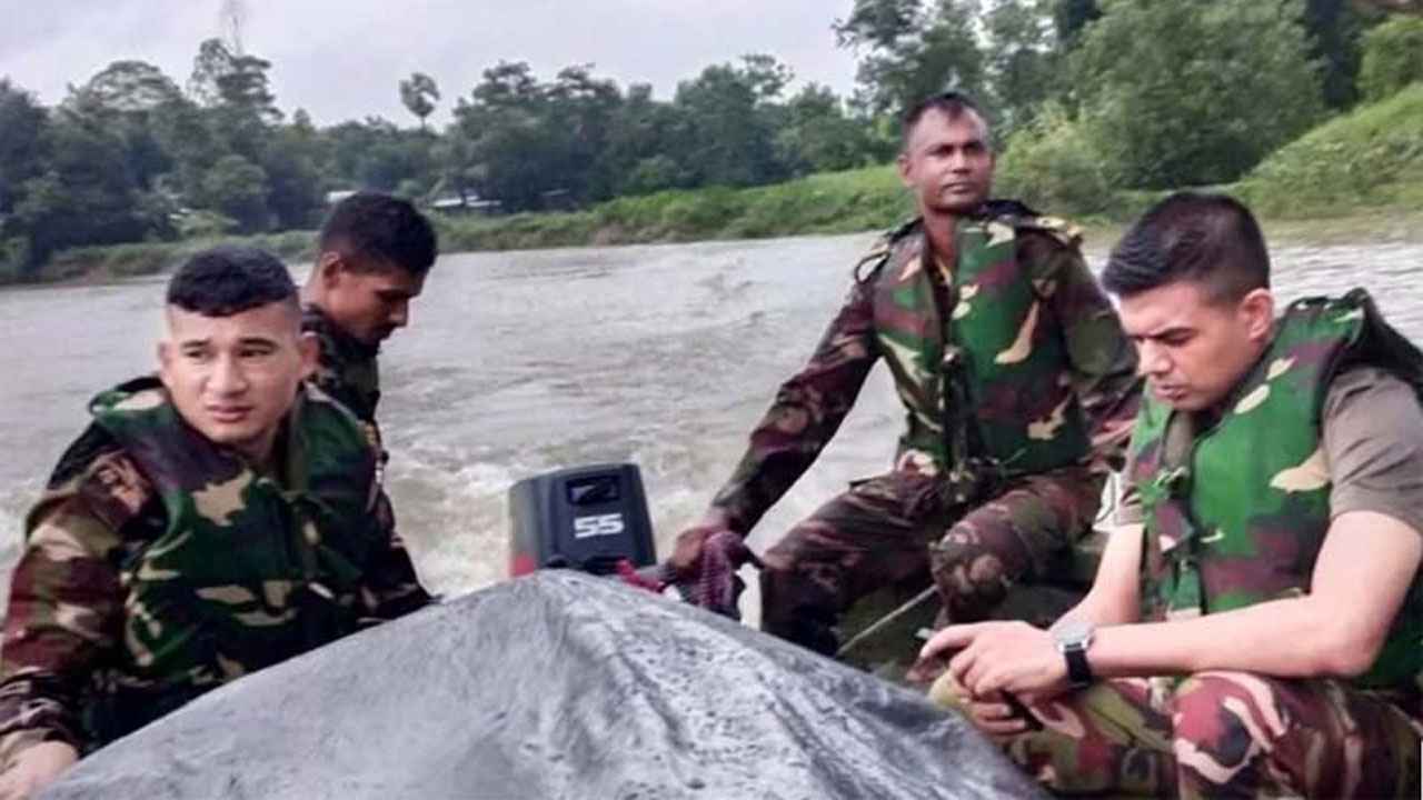 চট্টগ্রামের বন্যাকবলিত এলাকায় সেনাবাহিনীর উদ্ধার তৎপরতা শুরু