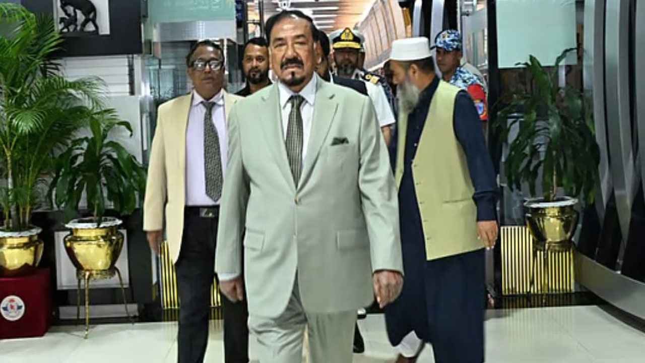 কাতারের উদ্দেশে দেশ ছাড়লেন স্পিকার হাফিজ উদ্দিন আহমদ