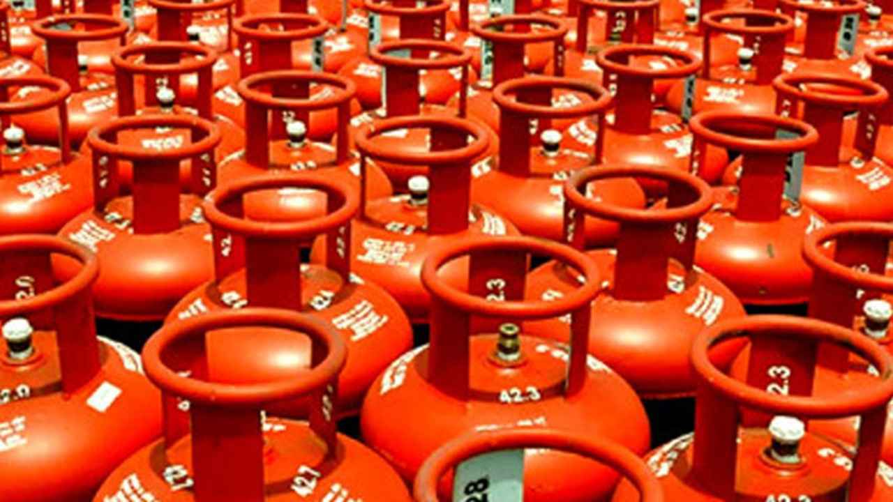 এক লাফে ৩৫৭ টাকা কমল ১২ কেজি এলপিজির দাম