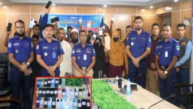 ৩৫ মোবাইল ও ৫০ হাজার টাকা উদ্ধার করে মালিকদের হাতে তুলে দিল পুলিশ