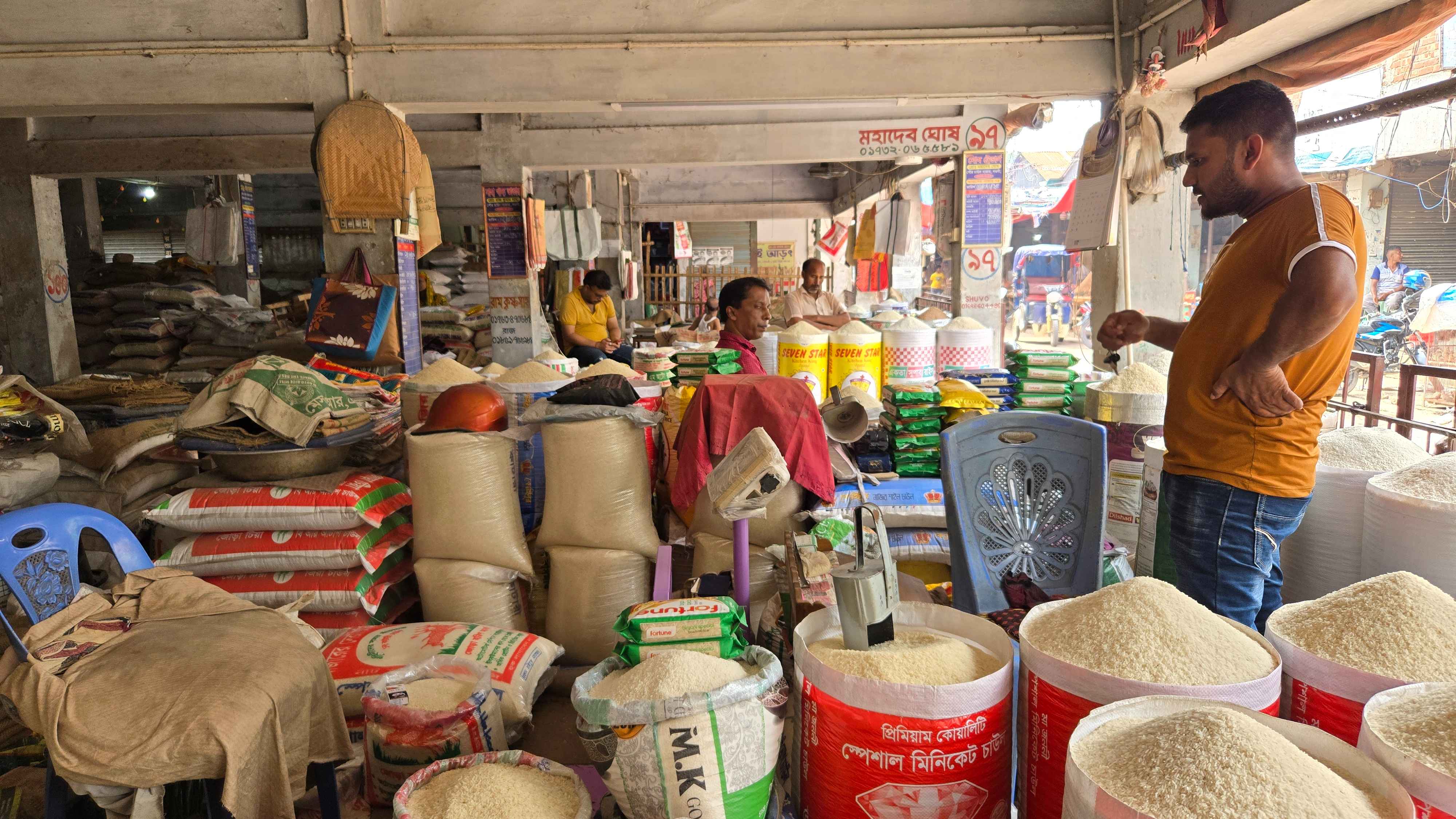 নওগাঁয় টালমাটাল চালের বাজার, এক মাসে আতপের কেজিতে বেড়েছে ৮০ টাকা