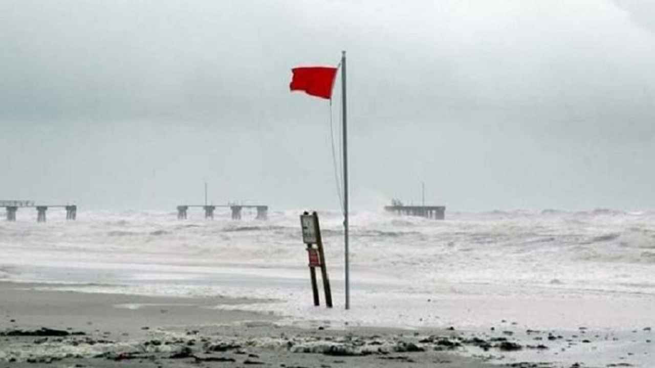 চার সমুদ্র বন্দরে ৩ নম্বর সতর্ক সংকেত জারি