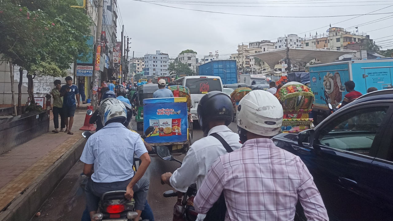 এখনও কাটেনি নতুন বাজার-রামপুরা সড়কের যানজট, স্থবির দুপাশ