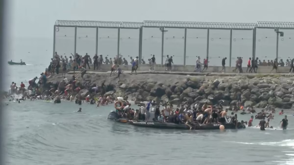 ২৪ ঘন্টায় স্পেন পৌঁছেছে ৪৯০০০ অভিবাসী