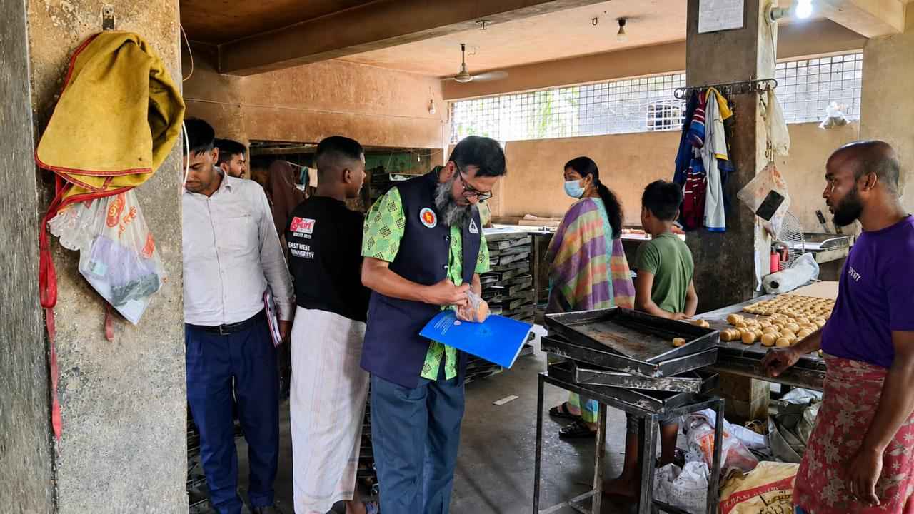 রাজশাহীতে অভিযানে দুই বেকারিকে ৩০ হাজার টাকা জরিমানা