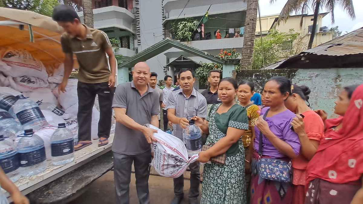 বান্দরবানে ১৪৫ বন্যার্ত পরিবার পেল সাবেক মেজর ওয়াংটিংয়ের ত্রাণ