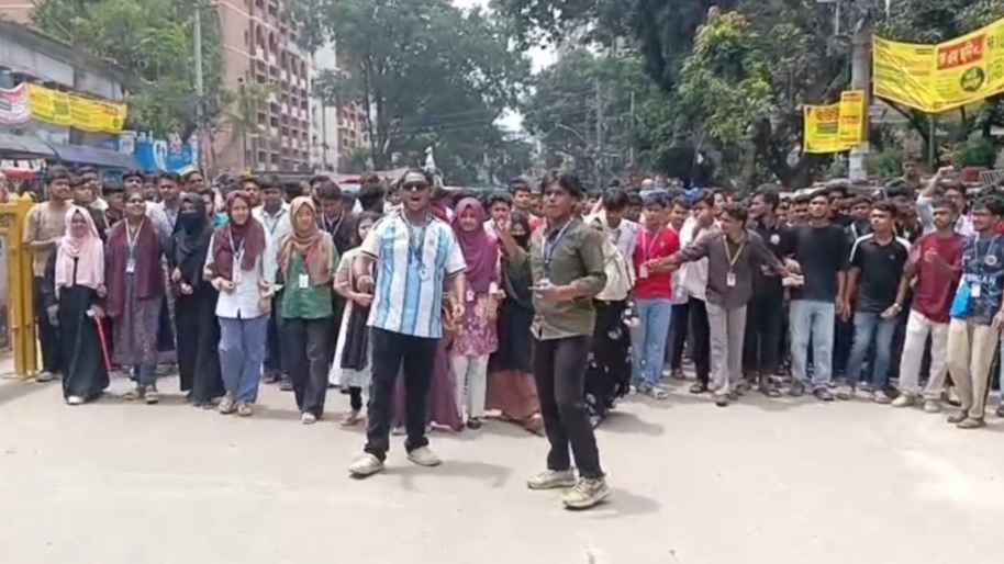শিক্ষামন্ত্রীর পদত্যাগ দাবিতে বগুড়ায় শিক্ষার্থীদের বিক্ষোভ