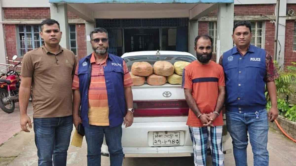 কুমিল্লার ১৪ কেজি গাঁজাসহ প্রাইভেটকার জব্দ, মাদক কারবারি গ্রেফতার