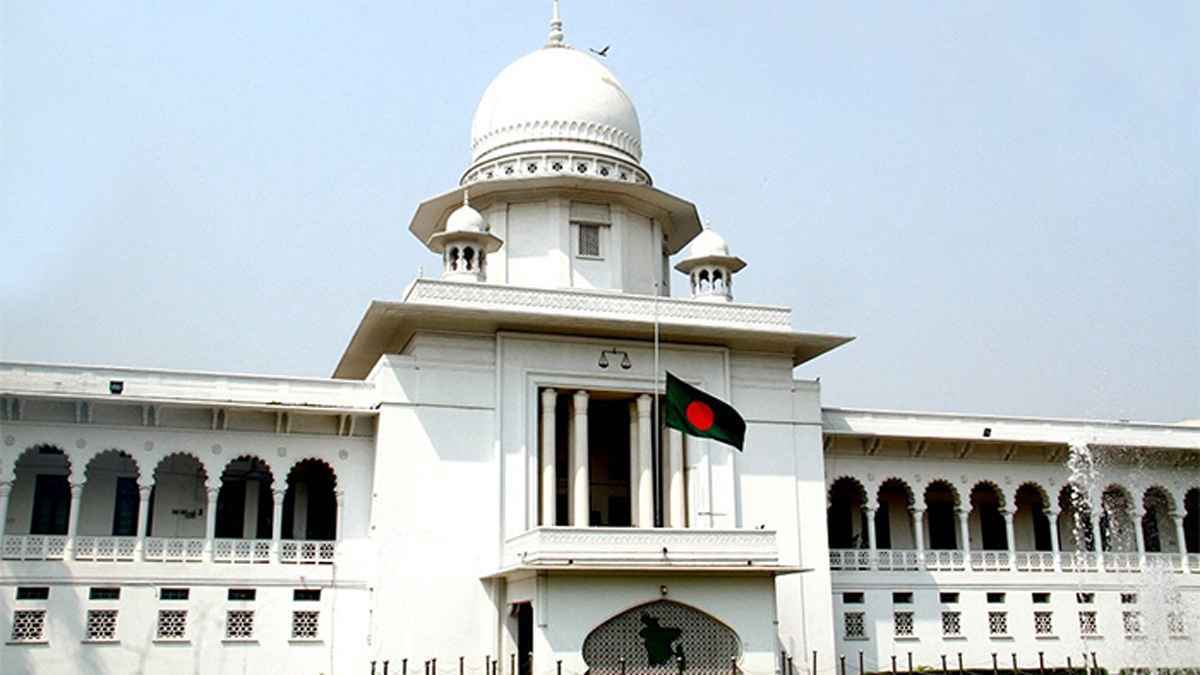 পঞ্চদশ সংশোধনীতে সংবিধানে শূন্যতা ও সমান্তরাল ব্যবস্থা তৈরি করা হয়েছিল