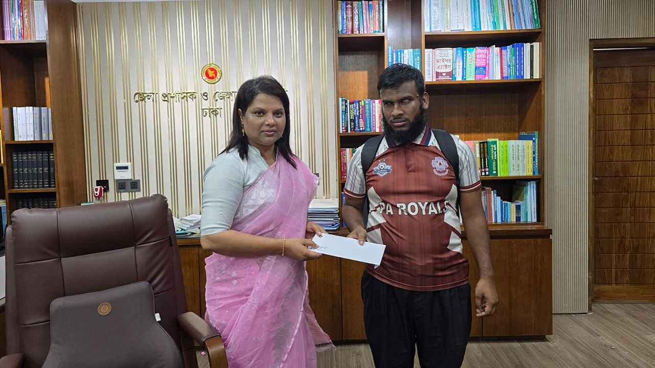 দৃষ্টি প্রতিবন্ধী শিক্ষার্থী দিদারুলের পাশে দাঁড়ালেন ডিসি ফরিদা