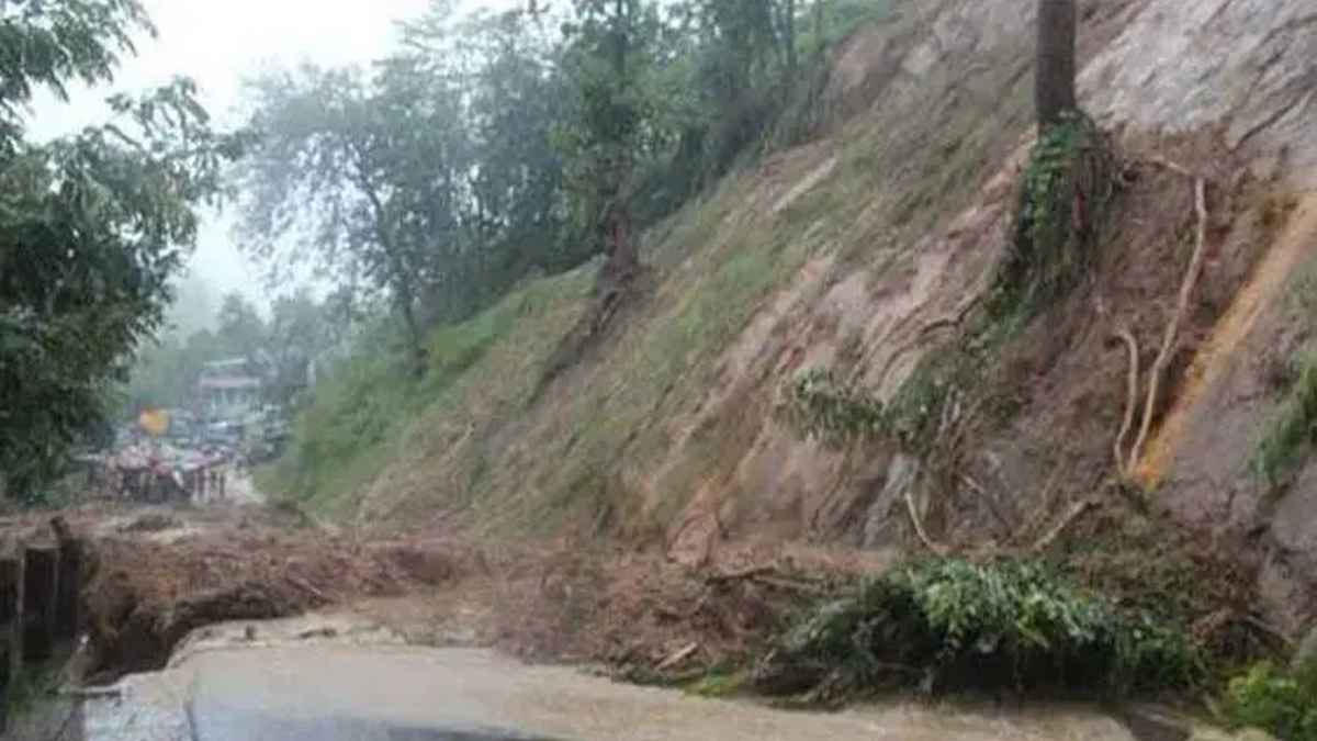 ভারী বৃষ্টিতে পাহাড়ে ভূমিধসের শঙ্কা, সতর্ক থাকার পরামর্শ