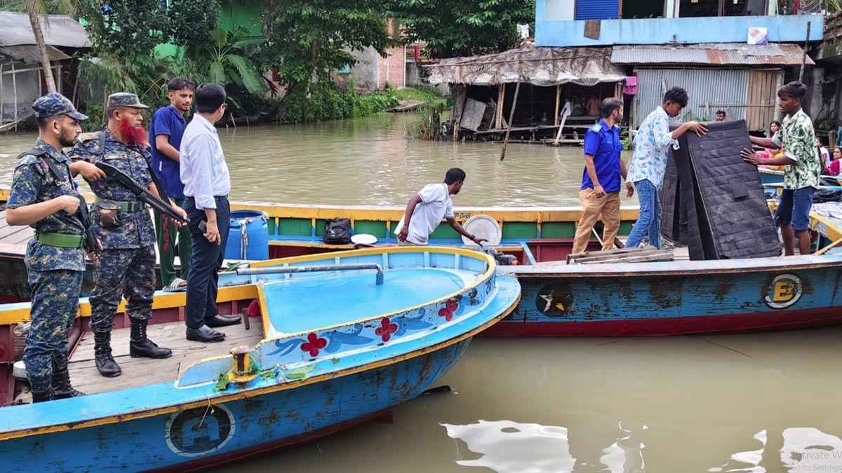 ভাসমান পেয়ারা হাটে উচ্চ শব্দে সাউন্ড সিস্টেম, ২ ট্রলারকে জরিমানা