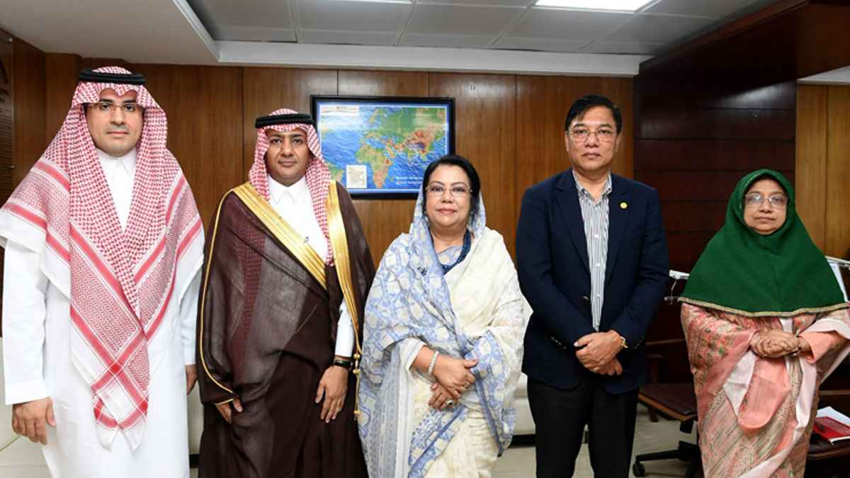 হাজিদের খরচ কমাতে সৌদির সহযোগিতা চাইলেন বিমানমন্ত্রী