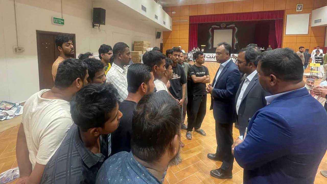 কুয়েতে ঝুঁকিপূর্ণ ভবন থেকে নিরাপদ স্থানে পৌঁছেছে বাংলাদেশিরা