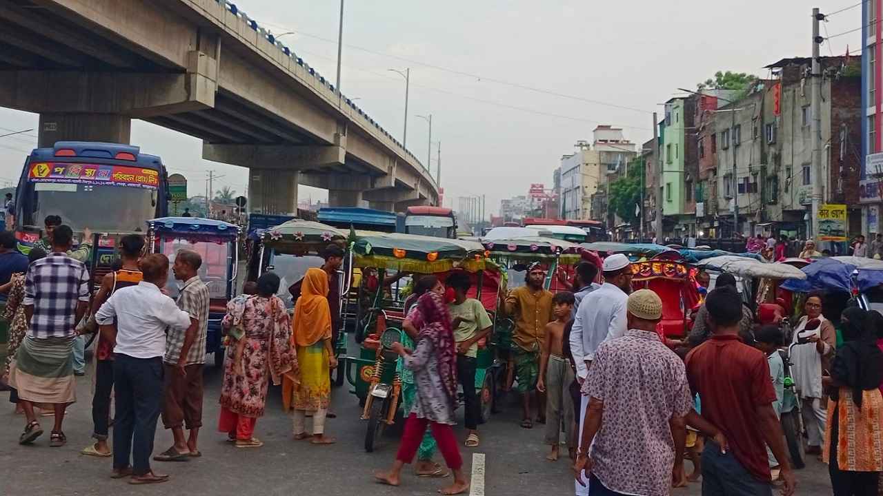 জলাবদ্ধতা নিরসনের দাবিতে পল্লবীতে সড়ক অবরোধ