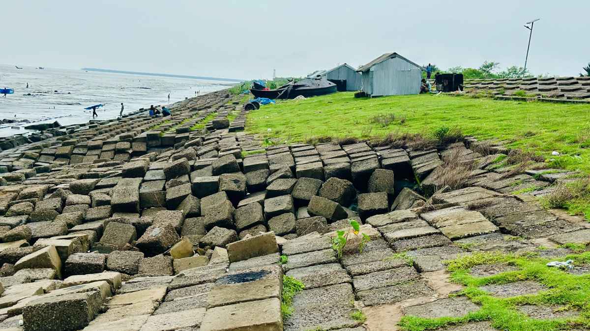 কুয়াকাটা শহর রক্ষা বাঁধে ধসের শঙ্কা, বর্ষার আগে সংস্কারের দাবি