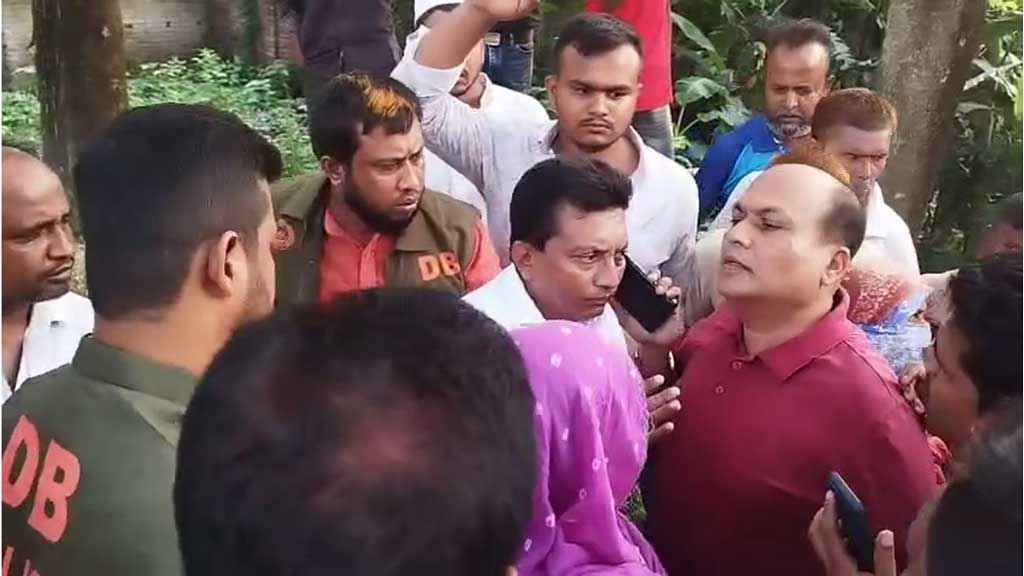 মাইকে ঘোষণা দিয়ে পুলিশের হাত থেকে বিএনপি নেতাকে ছিনিয়ে নেওয়ার অভিযোগ
