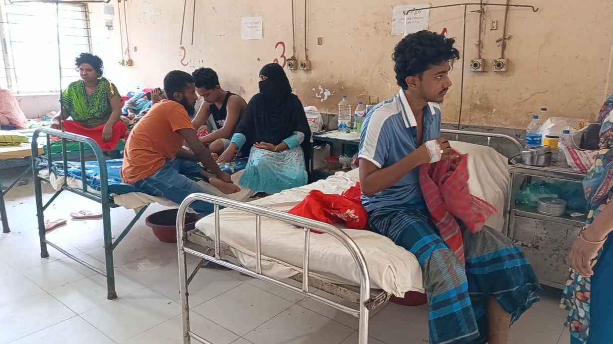 মাদারীপুরে রেস্তোরাঁর গ্রিল-রুটি খেয়ে ১৬ জন হাসপাতালে