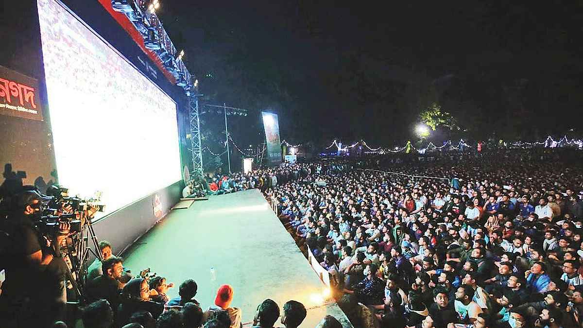 প্রিয় দলের টানে রাতজাগা বাংলাদেশি সমর্থকেরা