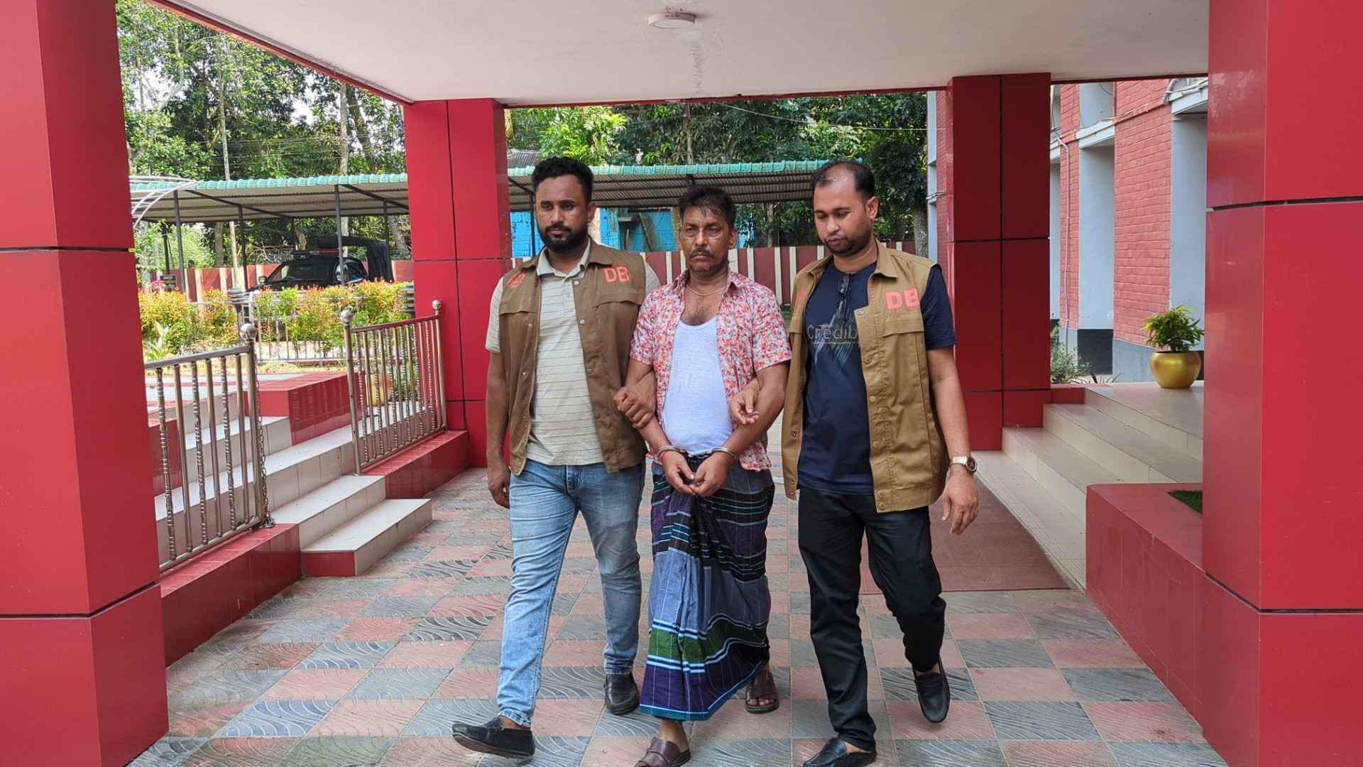দৌলতদিয়া পতিতাপল্লী থেকে ১০০ লিটার চোলাই মদসহ কারবারি গ্রেফতার