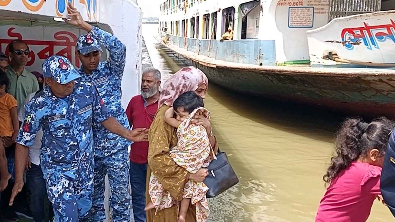যাত্রীবাহী লঞ্চে গুরুতর অসুস্থ শিশুকে চিকিৎসা সহায়তা দিল কোস্টগার্ড
