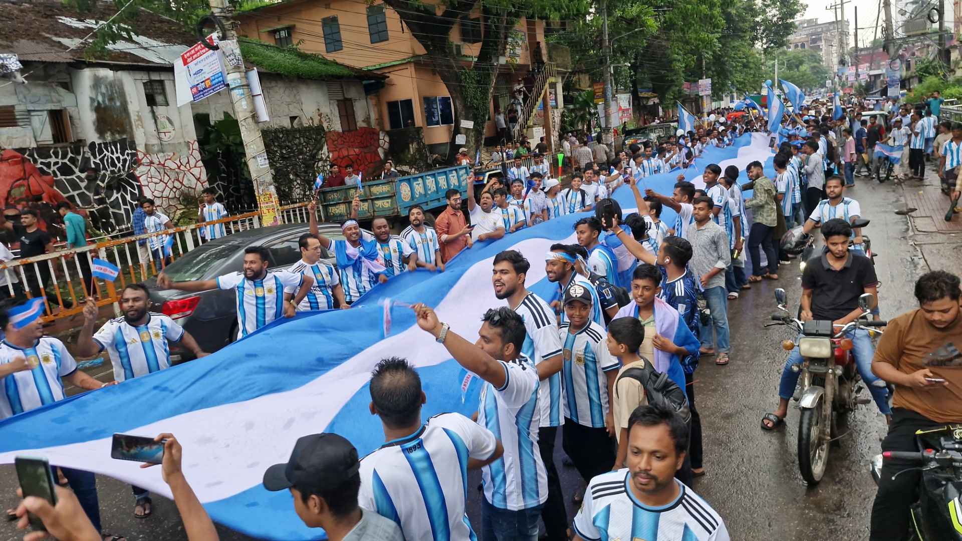 ফেনীতে আর্জেন্টিনা সমর্থকদের বিশাল পতাকা শোভাযাত্রা