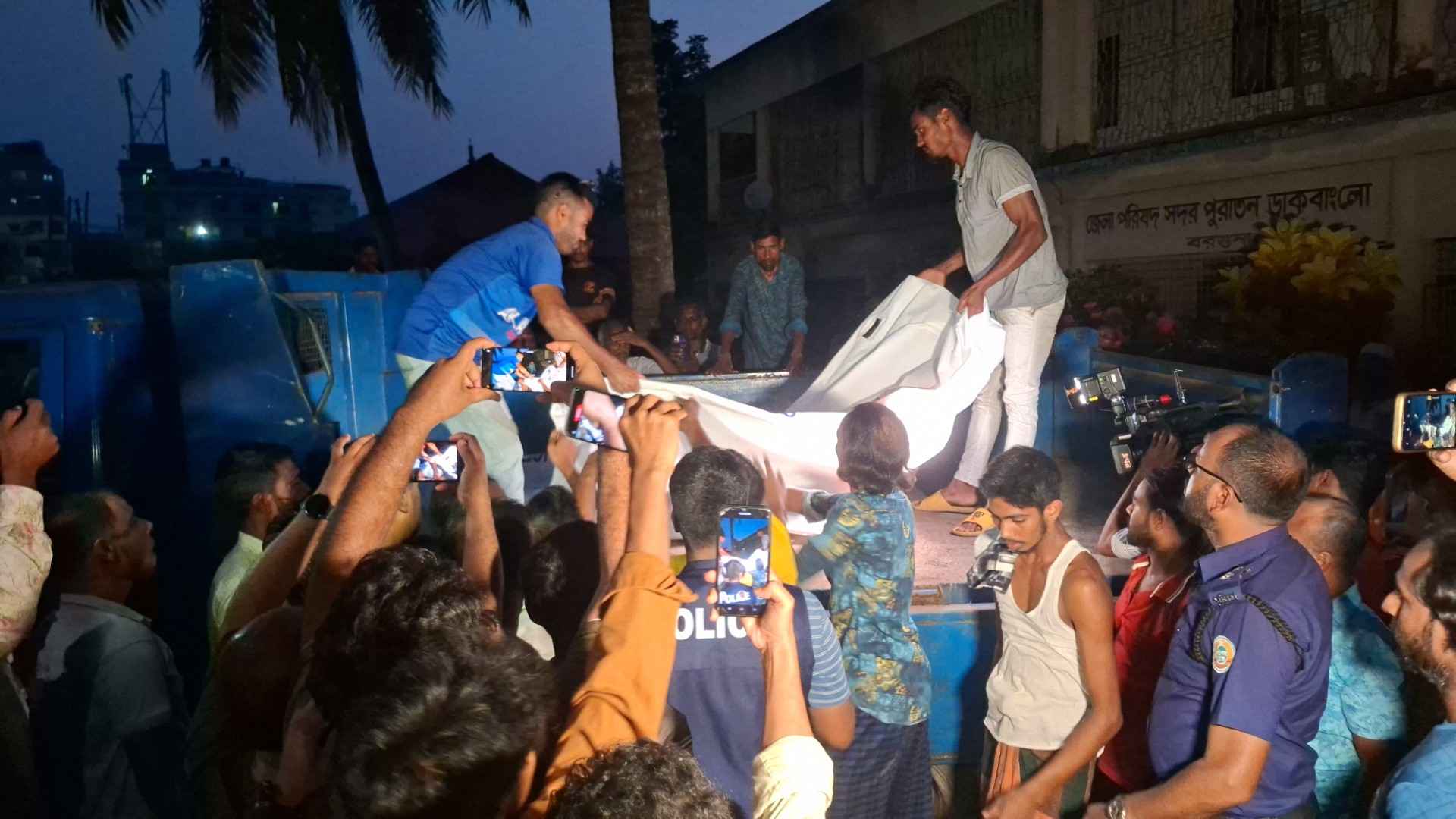 বরগুনা জেলা পরিষদ ডাকবাংলো থেকে মা ও দুই শিশুকন্যার মরদেহ উদ্ধার