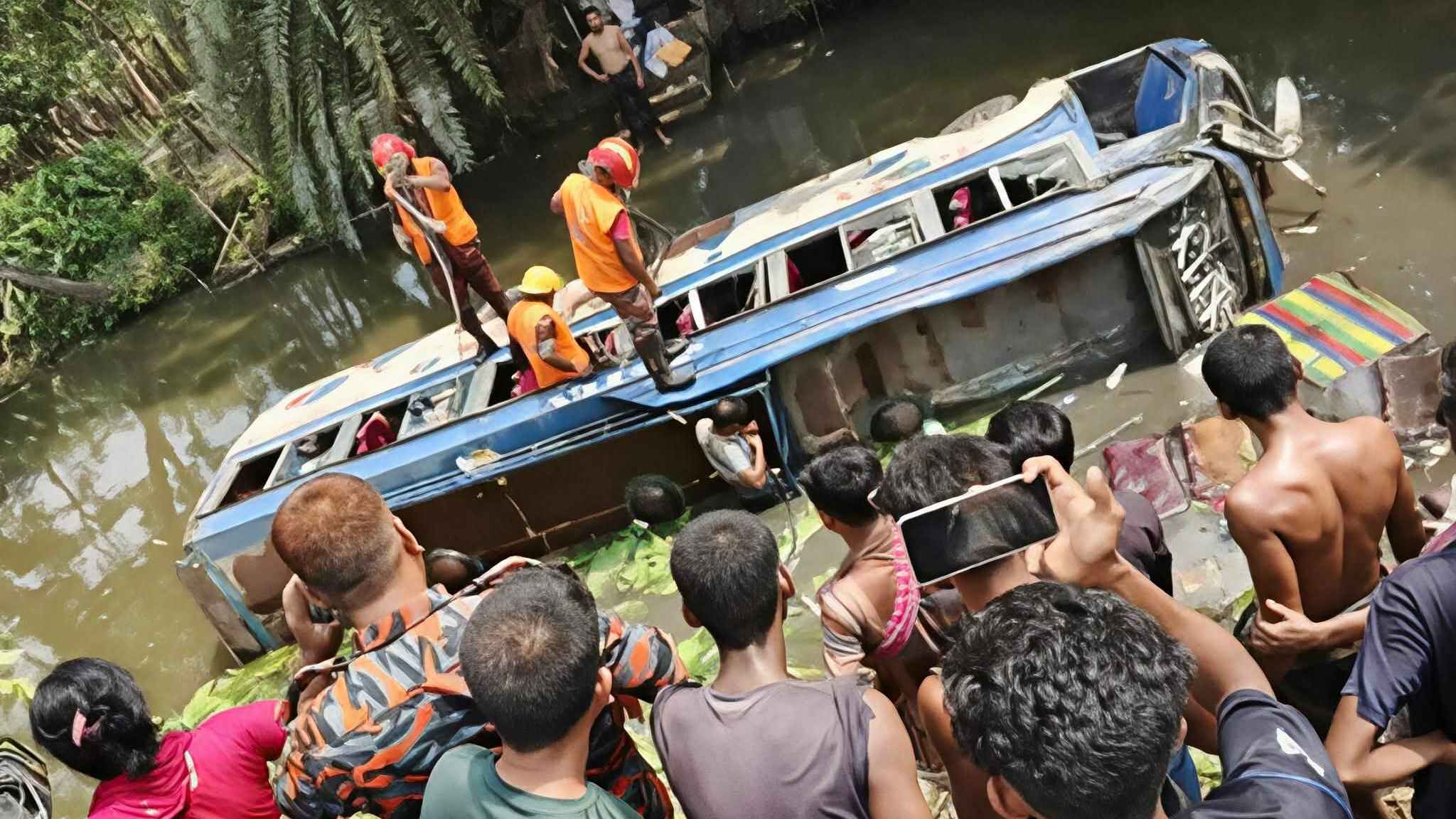 খুলনায় নিয়ন্ত্রণ হারিয়ে পুকুরে যাত্রীবাহী বাস, নিহত ১