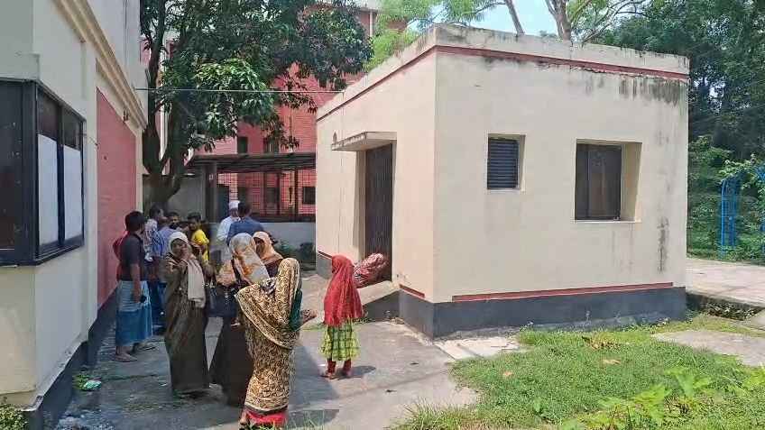 ধানের খড় বিছানো সড়কে মোটরসাইকেল পিছলে পড়ে পিকআপ চাপায় নিহত ২
