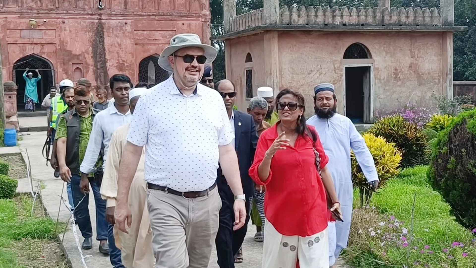 চাঁপাইনবাবগঞ্জের প্রাচীন গৌড়ের ঐতিহ্যে মুগ্ধ মার্কিন রাষ্ট্রদূত 