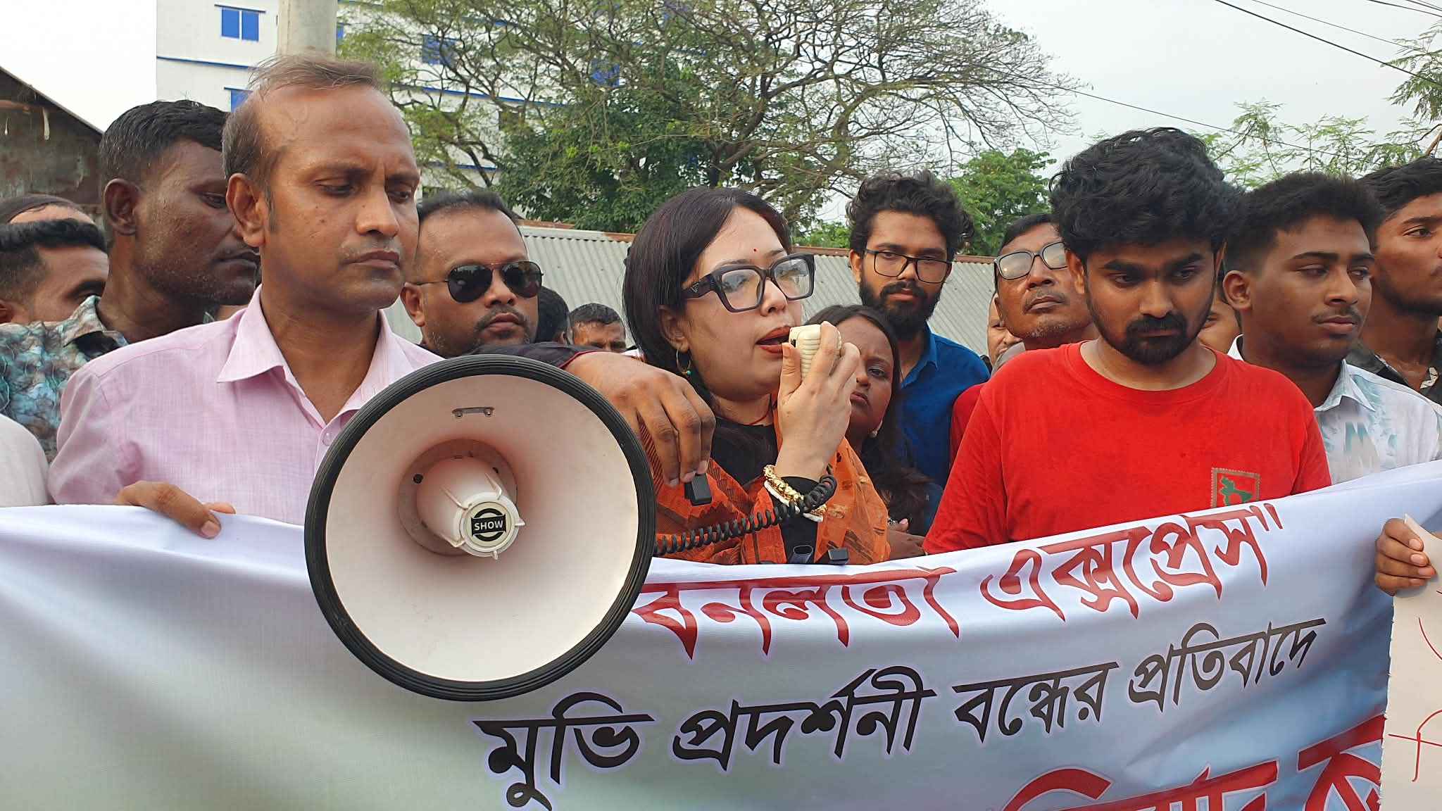শিশু ধর্ষণ বন্ধ করতে না পারা রাষ্ট্র কেন সিনেমা বন্ধে মদদ দেয়: রুমিন