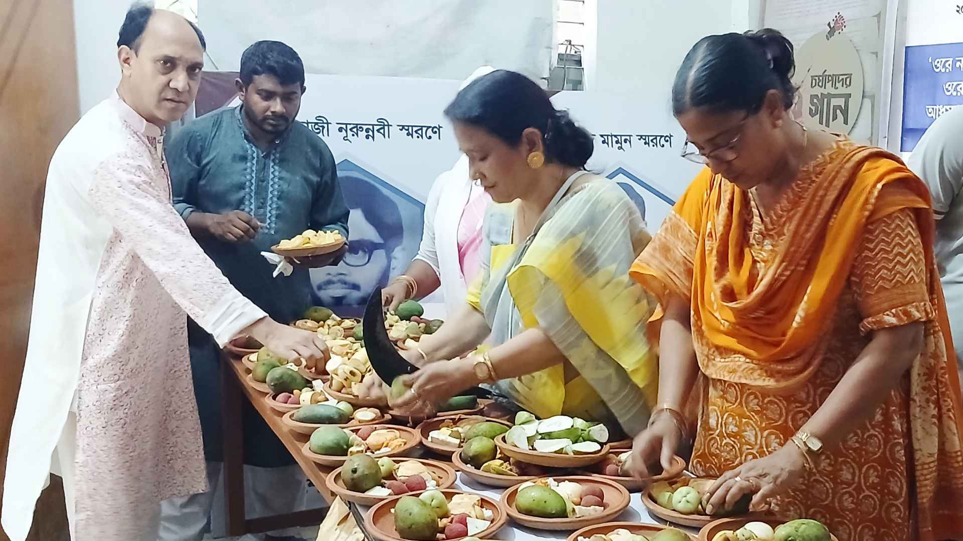 নওগাঁয় লোকজ সংস্কৃতিকে নতুন প্রজন্মের কাছে তুলে ধরতে ফল উৎসব