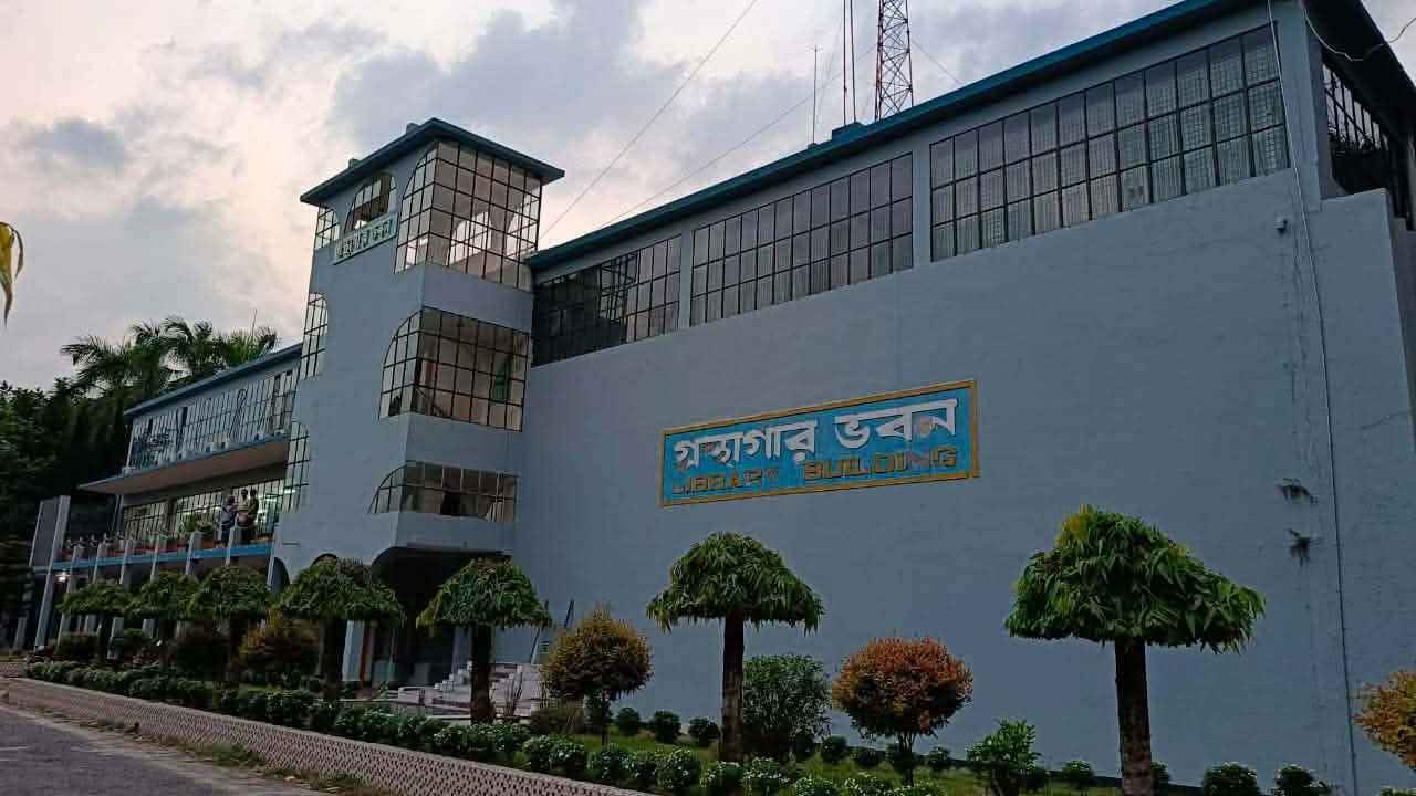 শিক্ষার্থীদের দাবিতে পুরোনো সময়সূচিতে ফিরল বাকৃবি লাইব্রেরি
