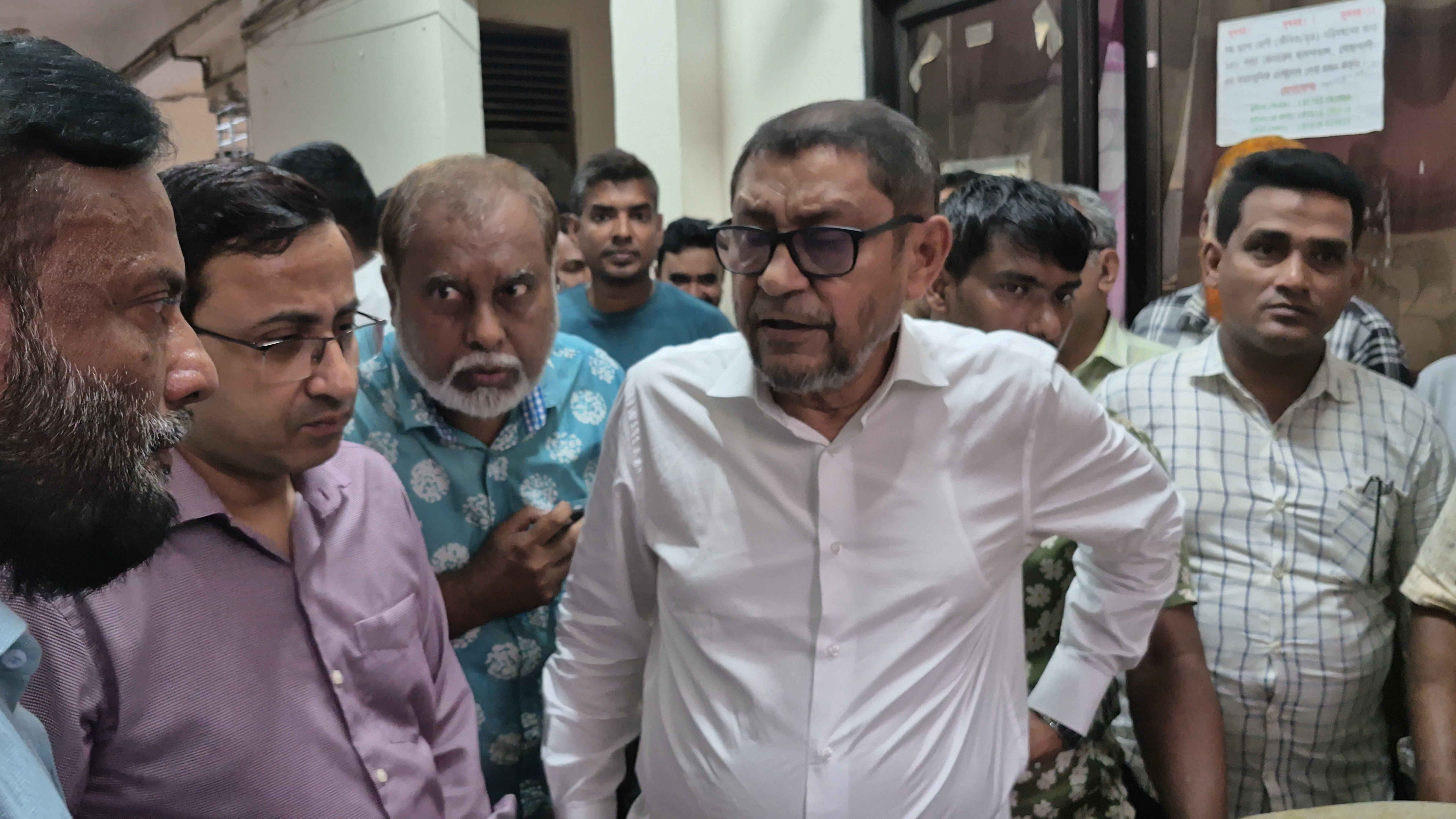 ঝটিকা সফরে নোয়াখালী হাসপাতালে মন্ত্রী, তত্ত্বাবধায়ক প্রত্যাহার