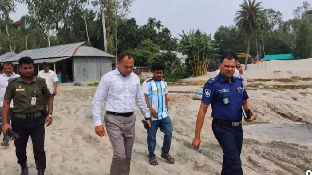 টাঙ্গাইলে বিদ্যালয়ের পাশে বালুঘাট, ব্যবসায়ীকে ৫০ হাজার টাকা জরিমানা