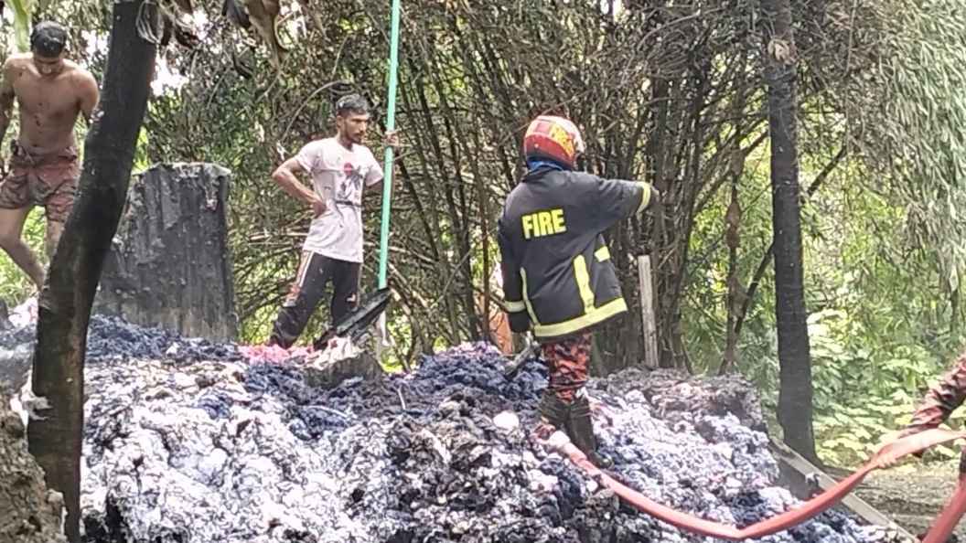 কোটচাঁদপুরে জাজিম কারখানায় ভয়াবহ অগ্নিকাণ্ড, ৩০ টন তুলা পুড়ে ছাই