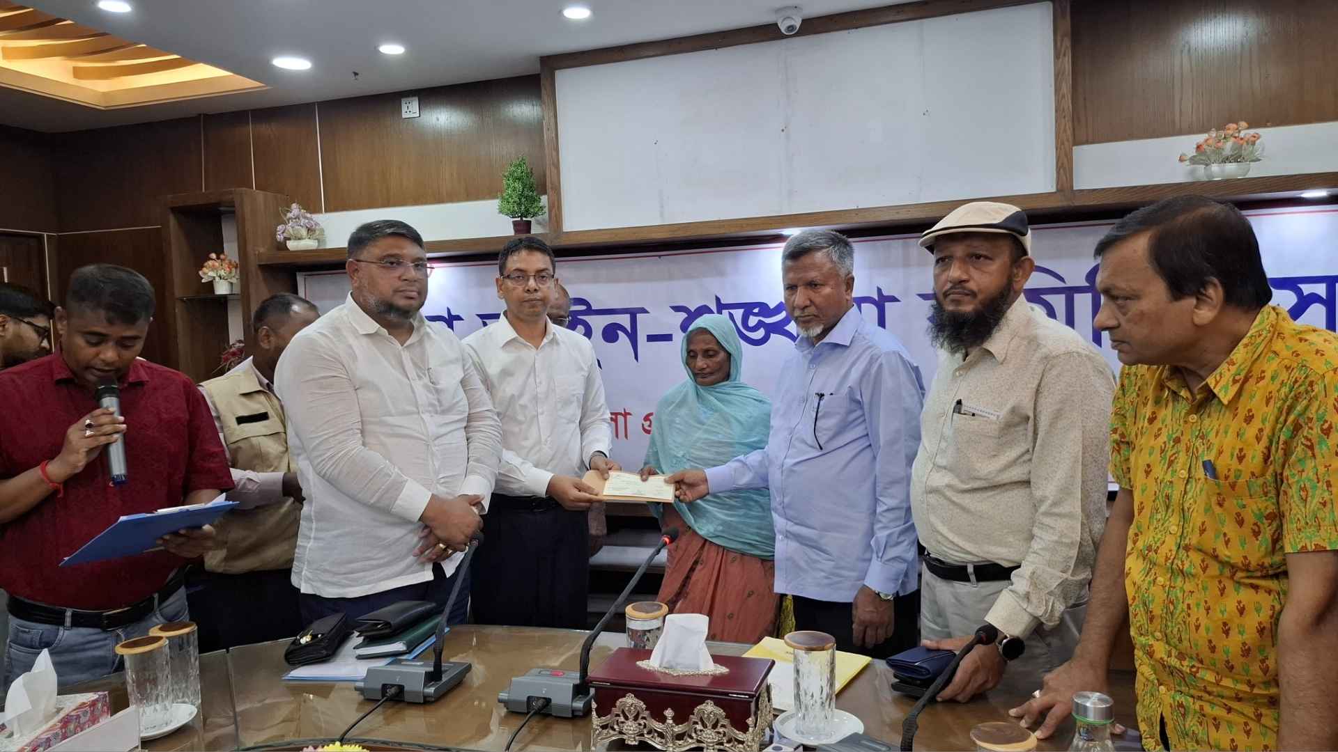 জয়পুরহাটে সড়ক দুর্ঘটনায় ক্ষতিগ্রস্তরা পেলেন ৭৭ লাখ টাকার সরকারি চেক