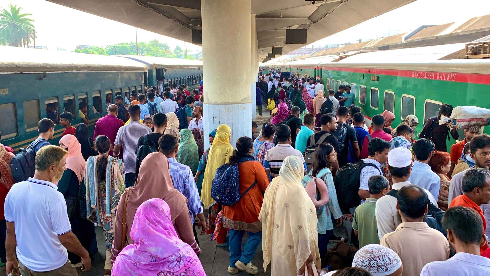 রাজশাহীতে ফিরতি যাত্রা শুরু, যাত্রীদের উপচে পড়া ভিড়