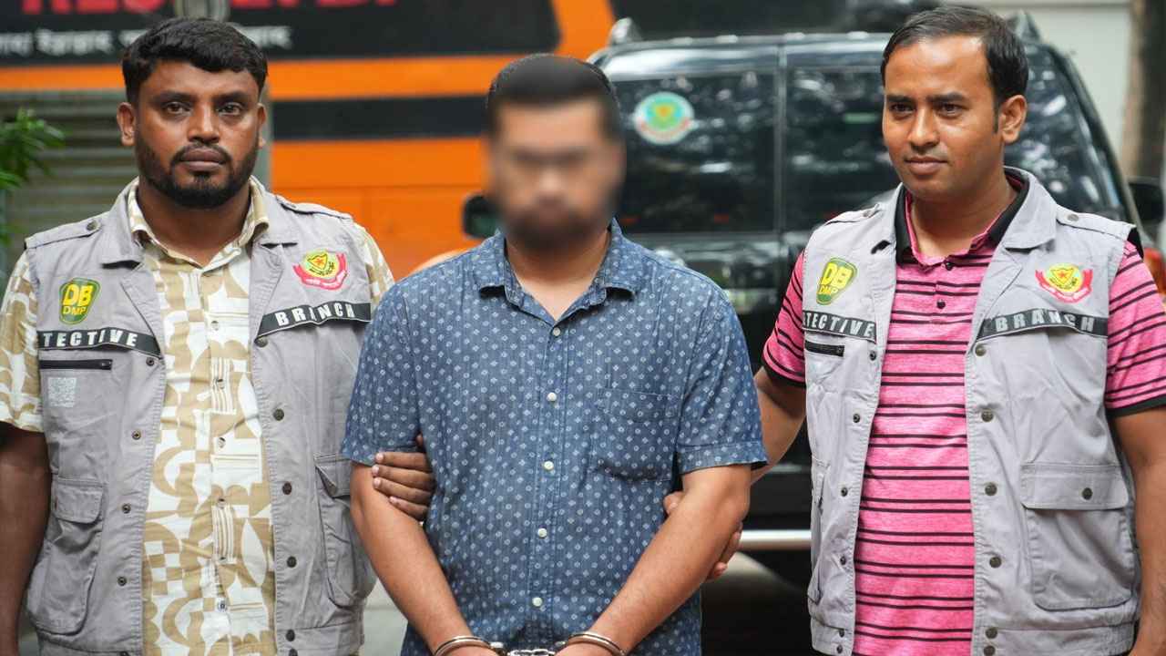 সাবেক ভূমিমন্ত্রীর ফেসবুক পেজের এডমিন গ্রেফতার