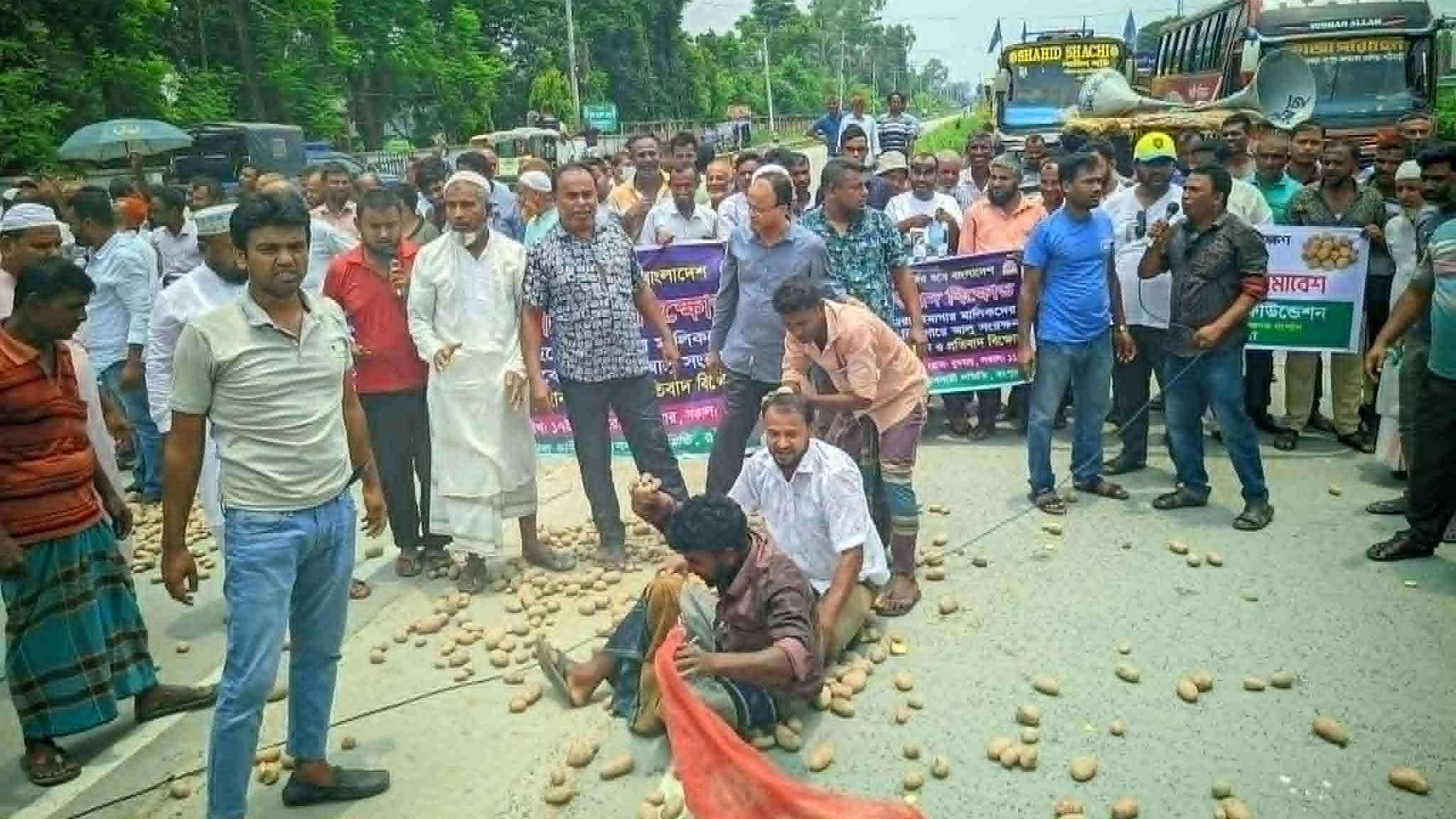 রংপুরে হিমাগারের ভাড়া বৃদ্ধির প্রতিবাদে আলু ছিটিয়ে সড়ক অবরোধ