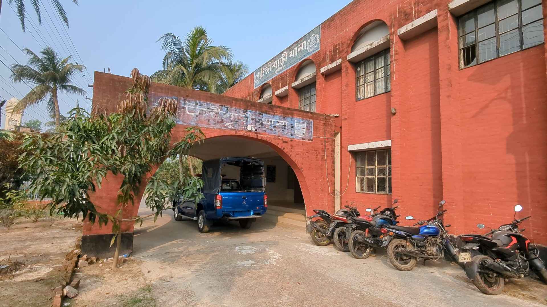 টঙ্গীবাড়িতে ট্রাক চাপায় কিশোরের মৃত্যু, চালককে গণধোলাই