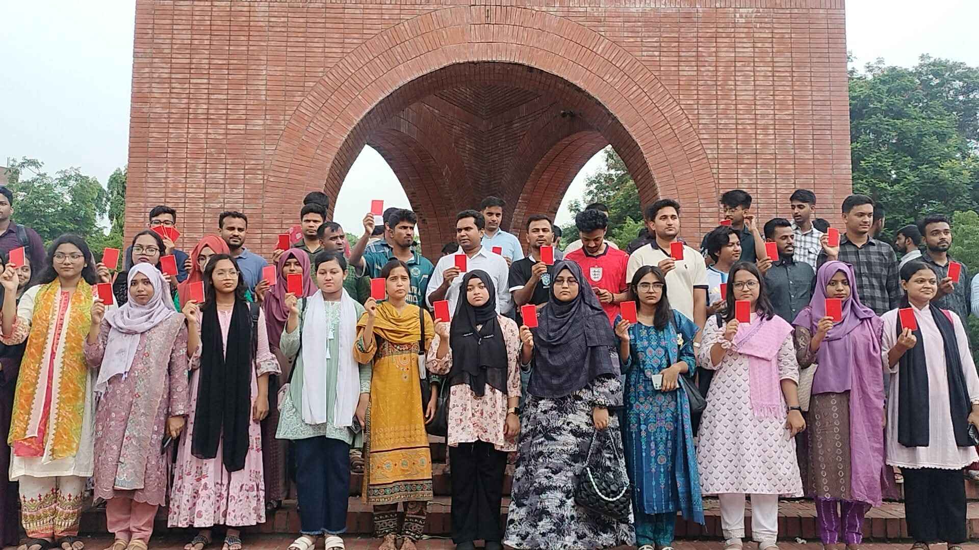 মাদকের বিরুদ্ধে জাবিতে লাল কার্ড প্রদর্শনী